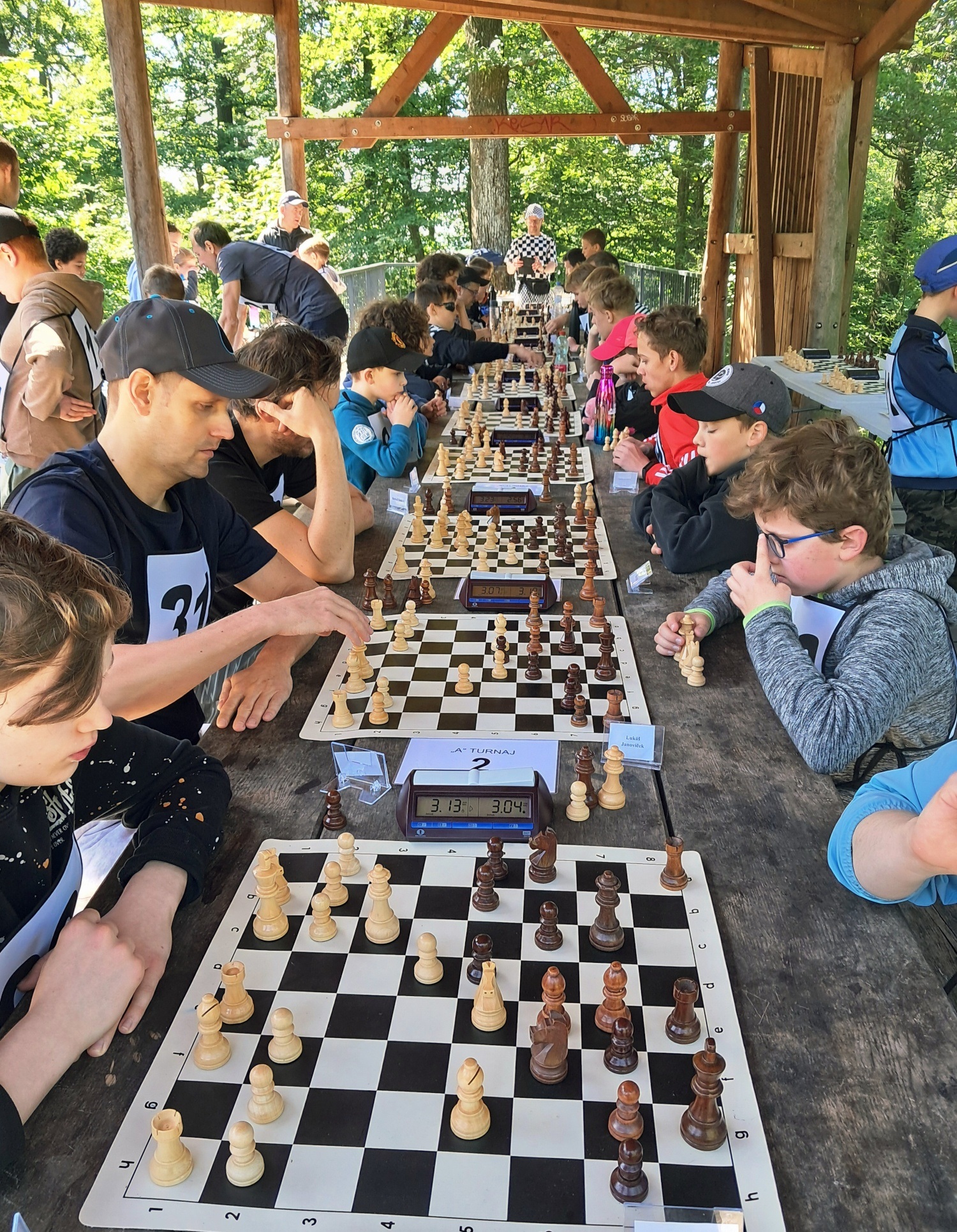 šachisti za šachovnicami