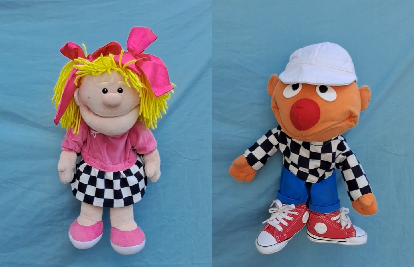 bábka Dáma Klára a Šachuľko Matový pred modrou plachtou