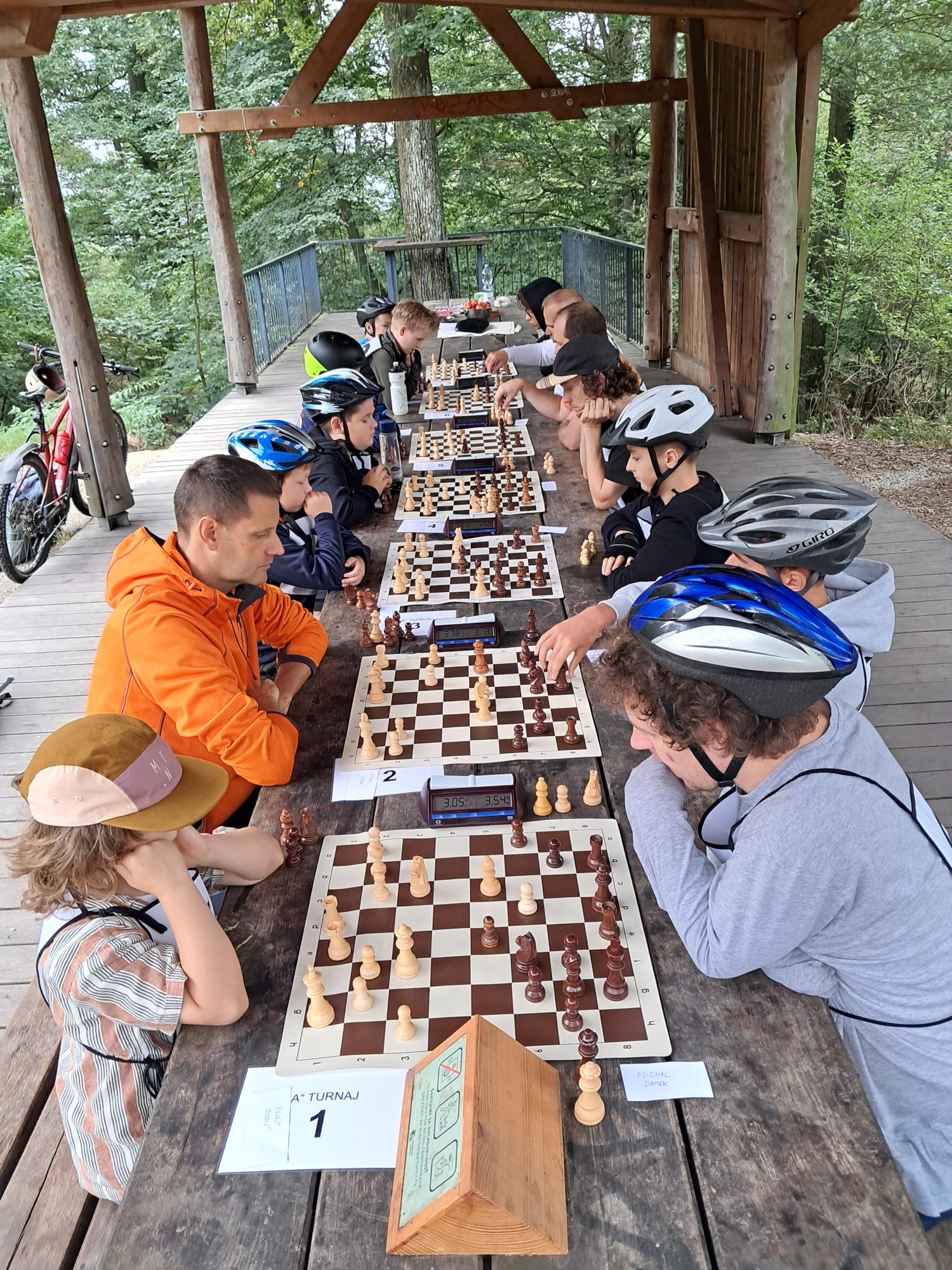 šachisti s cyklo prilbami hrajú šach